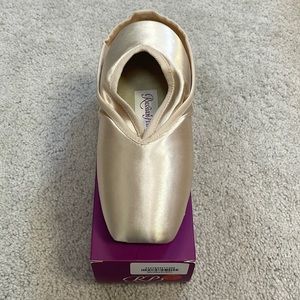 Russian Pointe Muse V-Cut Pointe Shoe